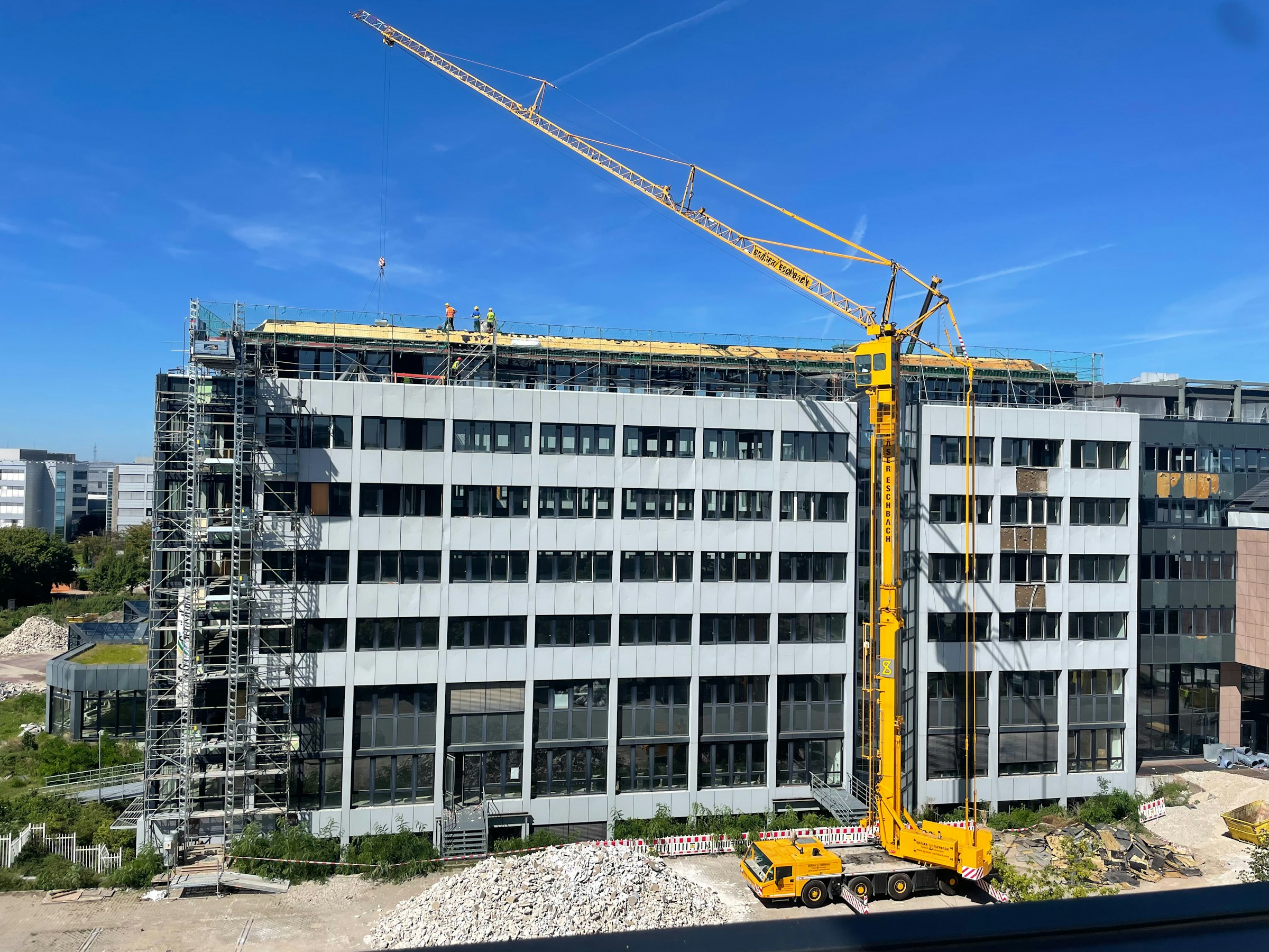 Rohbau mit Baukran als Symbolbild für Hochbau